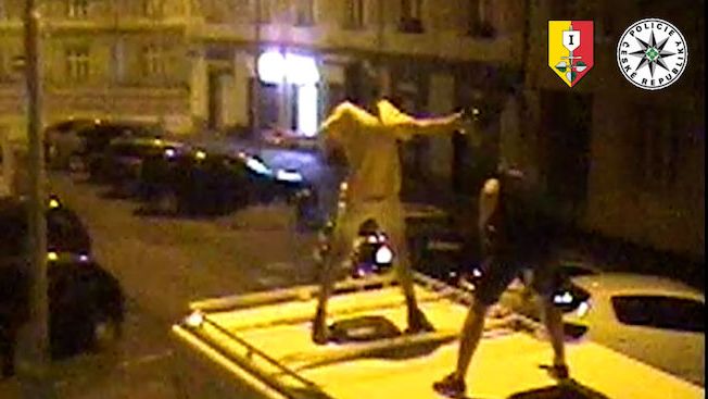 Taneček za 150 tisíc. Policie hledá dvojici, která skákala na obytném autě v Praze